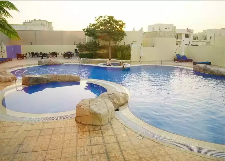 سكني عقار جاهز 5 + غرفة خادمة نصف مفروش فيلا في مجمع  للإيجار في السد , الدوحة #9432 - 1  صورة 
